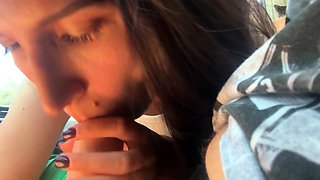 Hot brunette sucked the driver's cock in the car ,and he