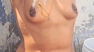 Tamil Aunty Kuliyal ( Bathing )