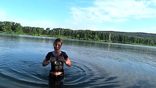 Squirt in a public place! Swimming in the lake with clothes