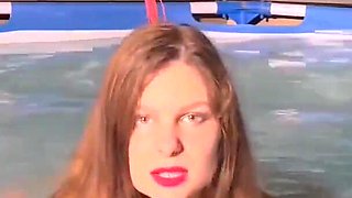 Luca makes Lexi cum in the pool