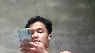 Filipino Stud Gets Hot and Heavy - Jerking Off Like a Pro!