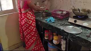Desi Bhabhi Ne Kitchen Me Apne Naukar Ke Sath Kiya Ganda Kam