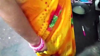Step-sister-in-law in the kitchen, sister-in-law-in-law took out the water of the bro-in-law's land, flashing fat orbs with her arms Hindi audio.