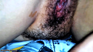 Suami merekam ketika memek istri muncrat. Threesome memek basah