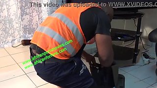 Muscular handyman drills boss' ass after work in XVIDEOS exclusive.