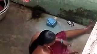 Tamil Aunty Bathing Outdoor
