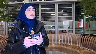 Arabic babe is ready to give her for a stranger's help in the airport