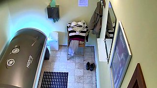 Busty MILF playing with her pussy in solarium