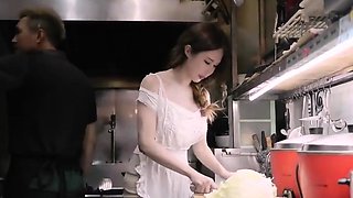 在餐廳廚房忙碌時廚師一直在調戲老闆娘