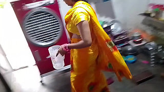 Sister-in-law in the kitchen, sister-in-law took out the water of the brother-in-law's land, showing big boobs with her hands Hindi audio.