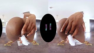 VRALLURE Amari Likes To Play Games!