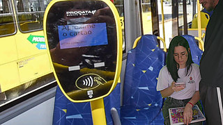 Female student can't resist the cock she saw on the public bus