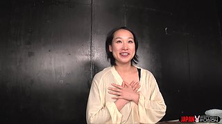 Oiled on the Table, Maiko Kobayashi Exposes Her Navel... and What Comes Out Smells Like Raw Fetish