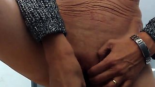 Masturbating amateur cums after solo fun