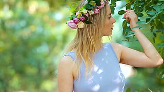 Cute all natural blonde shows sexy body