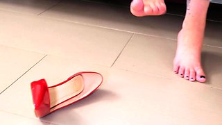 Amateur Foot Fetish Girlfriend Sucks and gives a Footjob