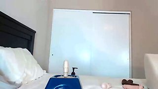 Amateur big booty MILF is flashing her ass on Sybian machine