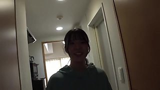 スレンダー美女が強引エッチでキスされ、フェラやイラマチオして成り行きで騎乗位で挿入