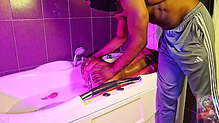 BBC Guy Gets Sloppy Bathtub Blowjob From Horny Wife