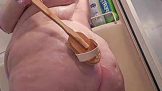 Wet n Wild BBW Cums Using Scrub Brush