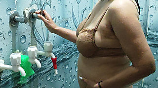Desi Bhabhi Bathing