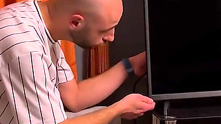 Hot Redhead MILF Getting Squirt & Creampie From TV Repairman