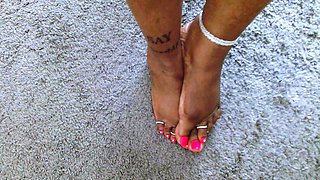 Amateur MILF housewife puts her lovely feet on display