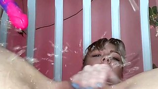 Sexy blonde does huge squirt