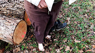 Pussy slapping mit dem Lineal im Wald