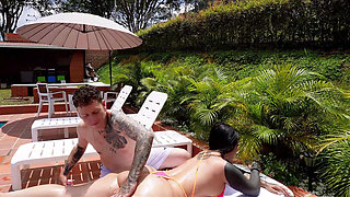 I Meet a Beautiful Big Ass Girl in a Hotel and We End up Fucking After Oiling Her Body
