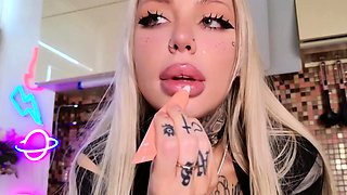 Sexynympho webcam model uses toy on clit to masturbate