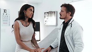 Robby Apples plunges deep into Ravyn Alexa's juicy peach in an HD interracial encounter