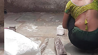 Beautiful maid hot skinny waist Ali asked that I started bathing in the open courtyard of my house, I secretly took a look.