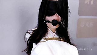 Asian amateur with white stockings toy fucking her clit