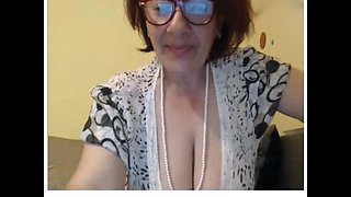 Granny showing nude on webcam