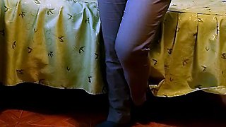 Mirando el cuerpo desnudo a esta zorrita caliente