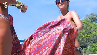 Luxurious new naturist plays at the beach naked