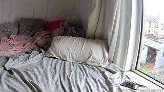 Sexynympho webcam model uses toy on clit to masturbate