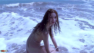 Monica Ledesma: Hot Amateur Babe Monica Ledesma Make a a Sexy Strip in the Sea