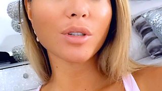 amateur blonde solo webcam