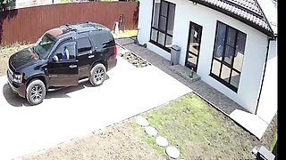 Der vollbusige Teenager erwischte BFs Schwanz im Freien!