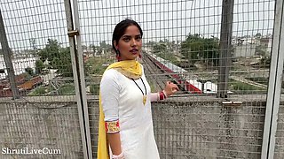 After returning from the market, the beautiful village bhabhi started teasing me Hindi ShrutiLiveCum