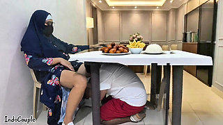 Guru sekolah hijab muslim pergi untuk kencan dengan bintang