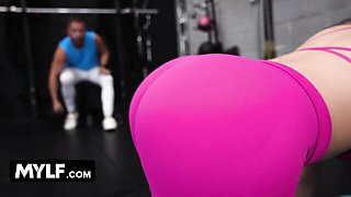 It is hard not to stare when bodacious Suki Sin works out in the public gym